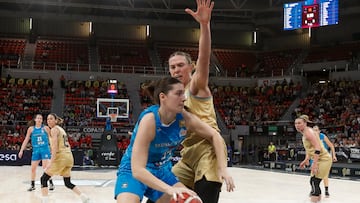 Mariella Fasoula, jugadora del Perfumerías Avenida, defiende el balón frente a una jugadora del Barcelona en los Cuartos de Final de La Copa de La Reina.