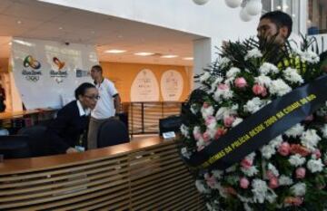 Miembros de Amnistía Internacional (AI) se manifestaron en frente del Comité Olímpico Internacional en Río para pedir justicia tras la muerte de 40 personas, supuestamente por violencia policial, en el mes de mayo.