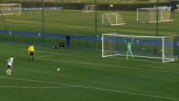 Momento del penalti que no fue dado como gol en la tanda de penalties ante el Chelsea.