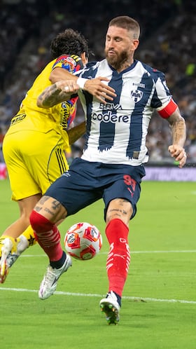 AME1371. MONTERREY (MÉXICO), 20/09/2025.- Sergio Ramos (d) de Monterrey disputa el balón con Kevin Álvarez de América este sábado, en un partido de la Liga MX entre Monterrey y América en el estadio BBVA, en Monterrey (México). EFE/ Miguel Sierra