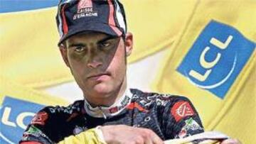 <b>¿SE LO QUITO O SE LO PONGO? </b>Al Tour no le agrada Pereiro como vencedor, aunque uno de sus dirigentes, Hinault (en la foto), sí le apoya.