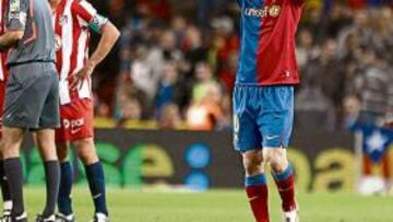 <b>SONRISAS Y LÁGRIMAS. </b>Messi celebra su gol de falta mientras Assunçao, Kun, Antonio López y Maxi rodean a Iturralde protestando el lanzamiento por sorpresa de la falta.