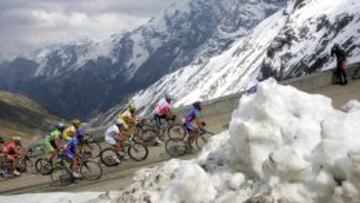 La organizaci&oacute;n del Giro ha suspendido la decimonovena etapa por las condiciones climatol&oacute;gicas adversas y la nieve.