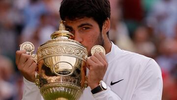 Tennis - Wimbledon - All England Lawn Tennis and Croquet Club, London, Britain - July 16, 2023 Spain's Carlos Alcaraz celebrates with the trophy after winning his final match against Serbia's Novak Djokovic REUTERS/Andrew Couldridge