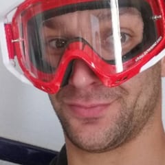 Butrón dona sus gafas de cross para hospitales de Cádiz