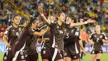 AME8357. BOGOTÁ (COLOMBIA), 11/09/2024.- Montserrat Saldívar (c) de México celebra un gol este miércoles, en un partido de los octavos de final de la Copa Mundial Femenina sub-20 entre las selecciones de México y los Estados Unidos en el estadio de El Campín en Bogotá (Colombia). EFE/ Mauricio Dueñas Castañeda