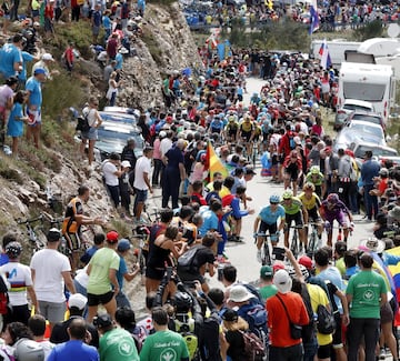 El pelotón durante la decimoquinta etapa de La Vuelta. 