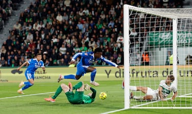 2-2. Jude Bellingham remata a puerta vacía tras una asistencia de Kylian Mbappé. El tanto se revisa en el VAR por un golpe de Vinicius con la rodilla a Iñaki Peña. El gol sube al marcador.