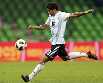 KRASNODAR, RUSSIA - NOVEMBER 14:  Ever Banega of Argentina takes a shot during an international friendly match between Argentina and Nigeria at Krasnodar Stadium on November 14, 2017 in Krasnodar, Russia. (Photo by Oleg Nikishin/Getty Images)