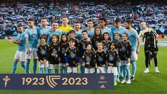 Los jugadores del Celta posan con jóvenes aficionados en los prolegómenos del partido contra el Athletic.