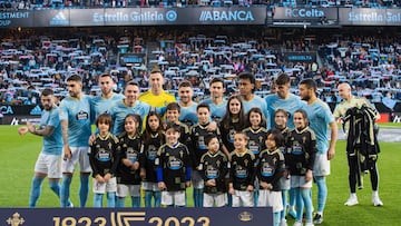 Los jugadores del Celta posan con jóvenes aficionados en los prolegómenos del partido contra el Athletic.