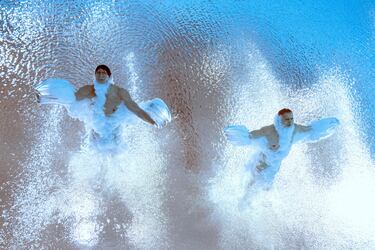 El australiano Samuel Fricker y el chino Shixin Li compiten por la conquista de la medalla de plata en la final de trampolín sincronizado masculino de tres metros en los Juegos de la Commonwealth, en el Sandwell Aquatics Center de Birmingham (Inglaterra). La perspectiva desde dentro del agua es impresionante.