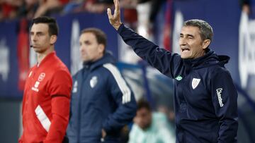 PAMPLONA, 25/05/2023.- El entrenador del Athletic, Ernesto Valverde (d), durante el partido de Liga en Primera División que CA Osasuna y Athletic de Bilbao disputan este jueves en el estadio de El Sadar, en Pamplona. EFE/Jesús Diges