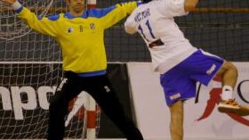 <b>SIETE METROS. </b>Álvarez ejecuta un penalti ante Hombrados.