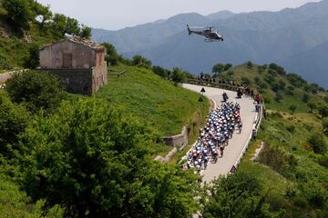El pelotón durante la quinta etapa del Giro de Italia 2022 con un recorrido 174 kilómetros entre Catania y Messina.
)