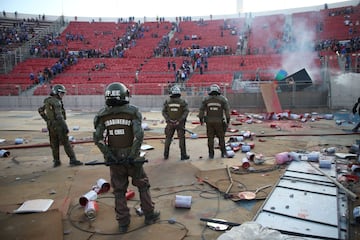 En el partido entre Universidad de Chile e Internacional de Brasil de la segunda fase de la Copa Libertadores se produjeron incidentes tanto dentro como fuera del estadio. En el minuto 83, cayeron varios proyectiles a la cancha lanzados por ultras de la 'U'. Pese al incendio en la tribuna el colegiado decidió continuar el partido. 