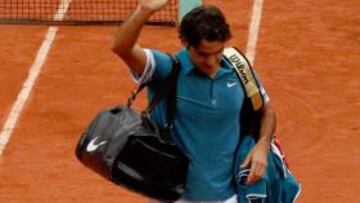 <b>CABIZBAJO. </b>Federer se despidió del torneo parisino.