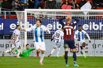 Los festejos del Espanyol tras el gol que le dio el triunfo en Eibar. 