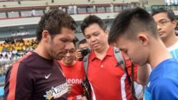 Simeone, firmando un autógrafo.