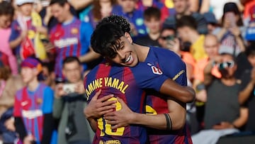 Marc Bernal se abraza a Lamine Yamal.