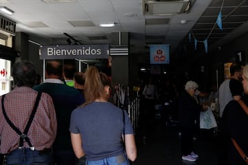 La gente compra en un supermercado con solo luces de emergencia encendidas durante un apagn, en Madrid, Espa?a.