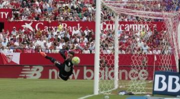 El balón se pasea por la línea de gol tras un disparo de Neymar. 