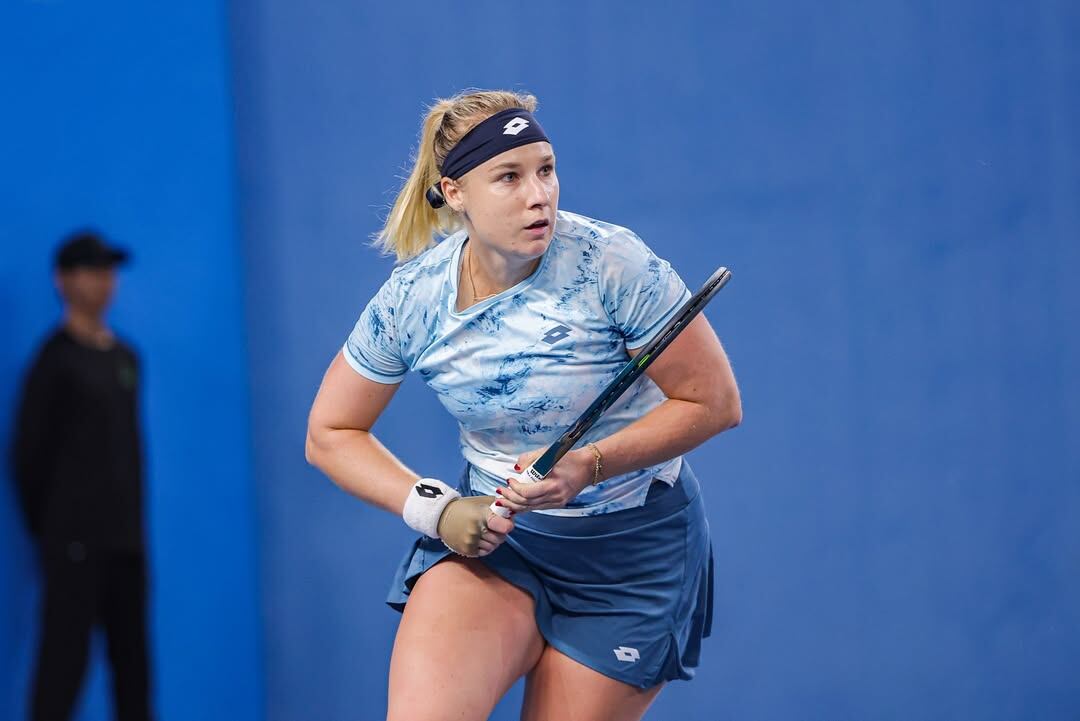 Anna Blinkova se prepara para golpear la bola.