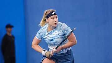 Anna Blinkova se prepara para golpear la bola.