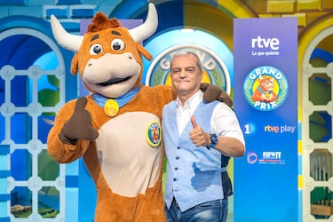 Un presentador de TVE sentencia a &La familia de la tele*: ※Era un traje de Telecinco§