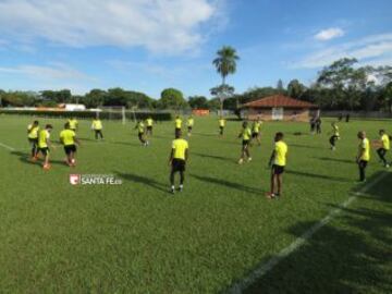 19 jugadores de Santa Fe viajaron a Bolivia para el partido frente a Oriente Petrolero el 4 de febrero.