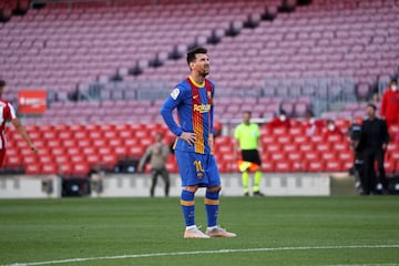 
Su último año con la camiseta del Barcelona volvió a coronar a Messi como el mejor, ya como futbolista del PSG. Su gran rival fue Robert Lewandowski, al que muchos daban como favorito, y más tras usurparle el premio de 2020 por la pandemia del Covid. Ese Balón de Oro llevaba su nombre. No generó tanta controversia el triunfo de Messi como en 2010 (también se le criticó al argentino la victoria en 2019 ante Van Dijk o la de 2023 ante Haaland), pero el delantero polaco merecía el Balón de Oro.
