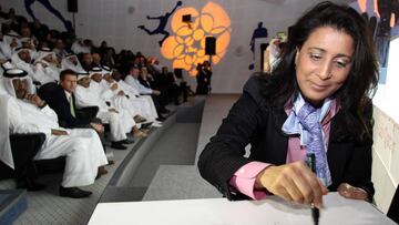 Nawal El Moutawakel, del COI,  firma un panel durante la ceremonia de estreno del logo del labotarorio antidopaje de Doha en 2010.