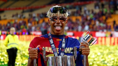 Soccer Football - Copa del Rey - Final - FC Barcelona v Real Madrid - Estadio de La Cartuja, Seville, Spain - April 26, 2025 FC Barcelona's Lamine Yamal celebrates with the trophy after winning the Copa del Rey REUTERS/Borja Suarez TPX IMAGES OF THE DAY