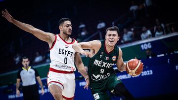 Amr Zaharan y Paco Cruz disputan la pelota en el Egipto vs. México del Mundial de Basquetbol.