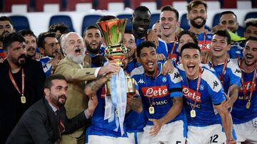 De Laurentiis sostiene la &uacute;ltima Copa de Italia, ganada por el N&aacute;poles, con el entrenador Gattuso a su izquierda. 