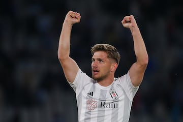 Otro de los nuevos talentos turcos a los que echar un ojo en la EURO. Su temporada con el Besiktas le ha llevado a marcar en casi uno de cada dos encuentros. El llamado 'Agüero turco' celebró 11 goles en 23 encuentros. Las águilas negras tienen la esperanza puesta en el rápido atacante. Uno más de los que ha pasado de jugar hace dos años la Youth League a hacerlo en la Conference.