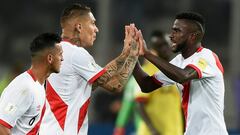 Peru&#039;s Paolo Guerrero (C) celebrates with teammates after scoring against Colombia during their 2018 World Cup qualifier football match in Lima, on October 10, 2017. / AFP PHOTO / CRIS BOURONCLE