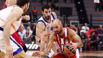 Piraeus (Greece), 11/10/2019.- Vasilis Spanoulis of Olympiacos (R) in action against Guillem Vives of Valencia (L) during the Euroleague basketball match Olympiacos Piraeus vs Valencia Basket at Peace and Friendship Stadium in Piraeus, Greece, 11 October 2019. (Baloncesto, Euroliga, Grecia, Pireo) EFE/EPA/Georgia Panagopoulou