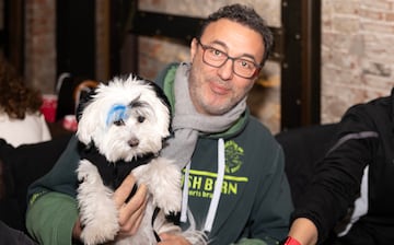 Un aficionado muestra a su perrito con un tinte en las cejas con los colores negro y azul, los mismos, que visten a la Atalanta Bergamasca.