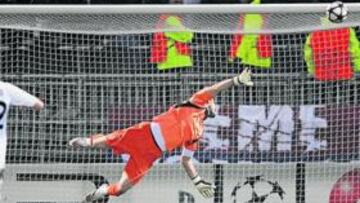 <b>ESTIRADA INÚTIL. </b>Casillas voló en Gerland pero el espectacular chut de Makoun entró por la escuadra.