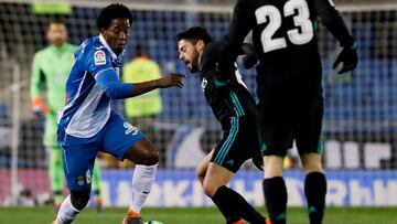 El volante colombiano Carlos Sánchez en disputa por el balón con Isco en el juego entre Espanyol y Real Madrid por la Liga Española