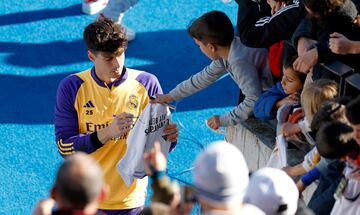 Kepa firma autógrafos en el entrenamiento a puerta abierta de esta temporada.