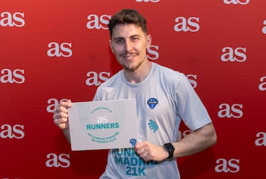 Los runners de AS con sus camisetas para la Zúrich Rock 'n' Roll Running Series Madrid. Jersey amarillo maratón,  gris media maratón y rojo 10 km.