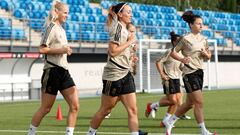 Jakobsson, Asllani e Ivana Andr&eacute;s, jugadoras del Real Madrid, durante un entrenamiento en Valdebebas. 