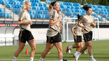 Jakobsson, Asllani e Ivana Andrés, jugadoras del Real Madrid, durante un entrenamiento en Valdebebas.