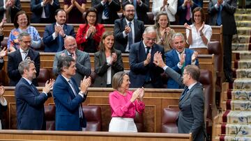 Aplausos al líder del PP y candidato a la Presidencia del Gobierno, Alberto Núñez Feijóo, durante el pleno de investidura del líder del Partido Popular, en el Congreso de los Diputados, a 27 de septiembre de 2023, en Madrid (España). El presidente del PP y candidato al Gobierno se sometió ayer, 26 de septiembre, a la primera sesión de su debate de investidura en el Congreso, que duró siete horas y media y fue el primero en el que se escuchan discursos en lenguas cooficiales con el uso de pinganillos para recibir la traducción simultánea. Hoy, se vota su candidatura en 'primera vuelta', resultado que marcará el pleno previsto para celebrarse en 488 horas, el viernes, 29 de septiembre, en caso de Feijóo no logre la mayoría absoluta (176 diputados) que se requiere en el primer intento.
27 SEPTIEMBRE 2023;MADRID;SEGUNDO DÍA SESIÓN INVESTIDURA;CONGRESO DE LOS DIPUTADOS;FEIJÓO
Alberto Ortega / Europa Press
27/09/2023