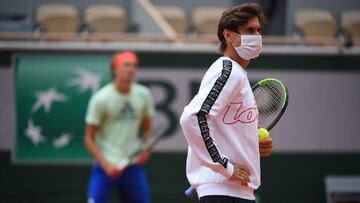 David Ferrer, durante un entrenamiento con Alexander Zverev en la pista Philippe Chatrier de Roland Garros.