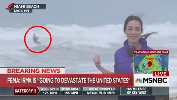 Un kitesurfista en un directo de la TV MSNBC, en la playa de Miami, durante el paso del Hurac&aacute;n Irma.