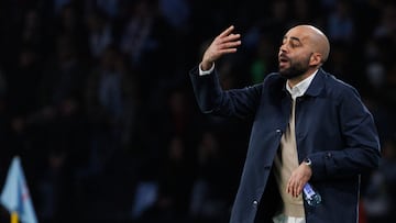 Claudio Giráldez da instrucciones a sus jugadores durante el partido contra el Osasuna disputado en Balaídos.