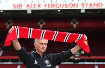 El técnico portugués posó en Old Trafford.
